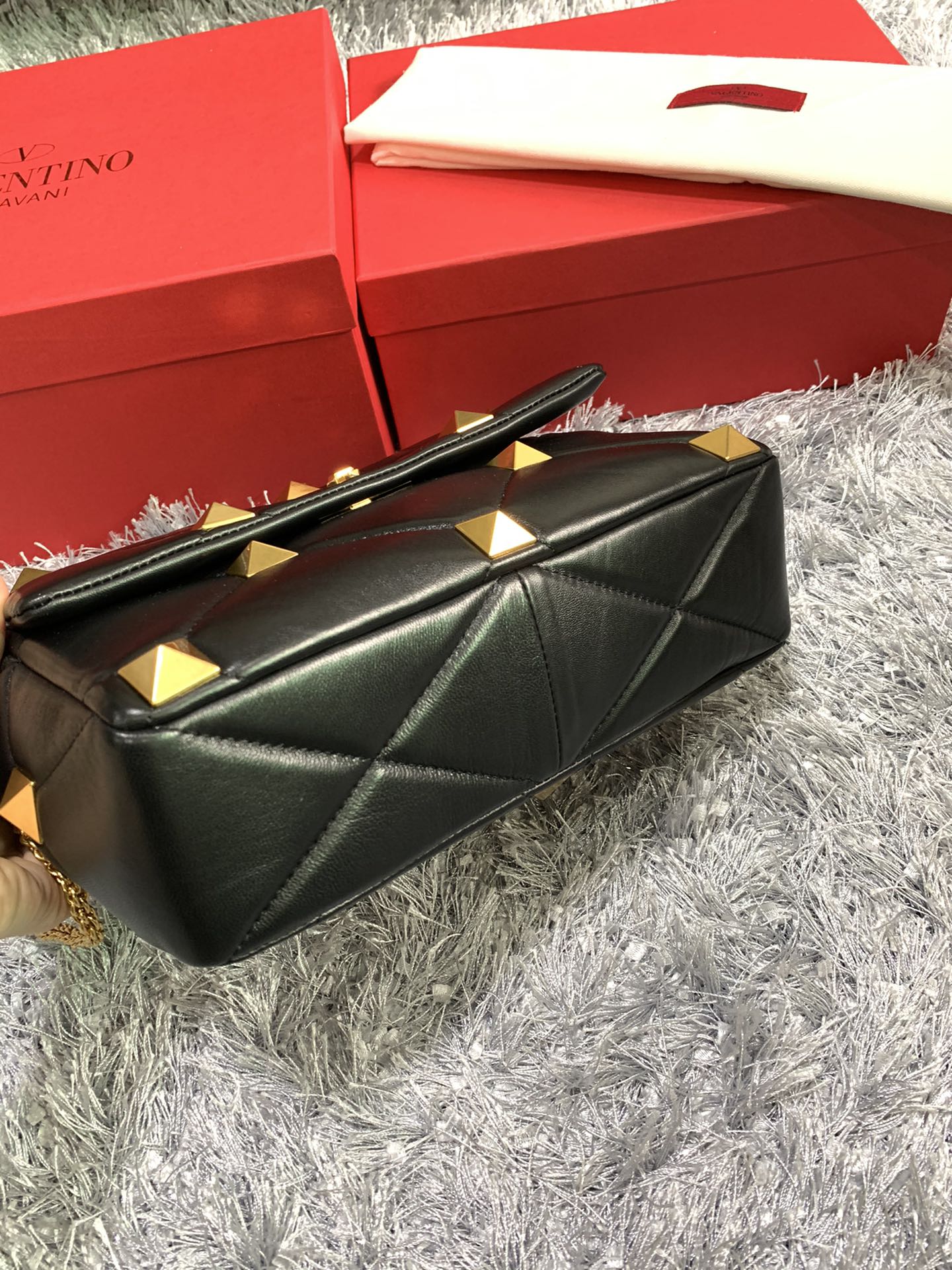 Va1e*ntin0 large roman stud the shoulder bag in nappa with chain black ww2b0i60bsf 30 x 20 x 12 cm