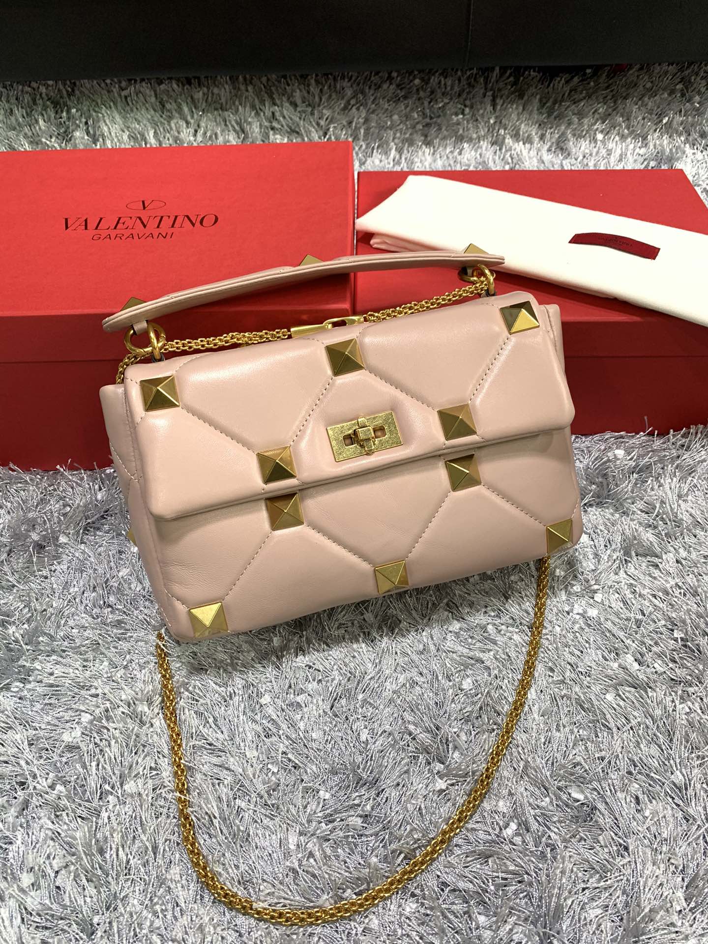 Va1e*ntin0 large roman stud the shoulder bag in nappa with chain rose cannelle ww2b0i60bsf 30 x 20 x 12 cm