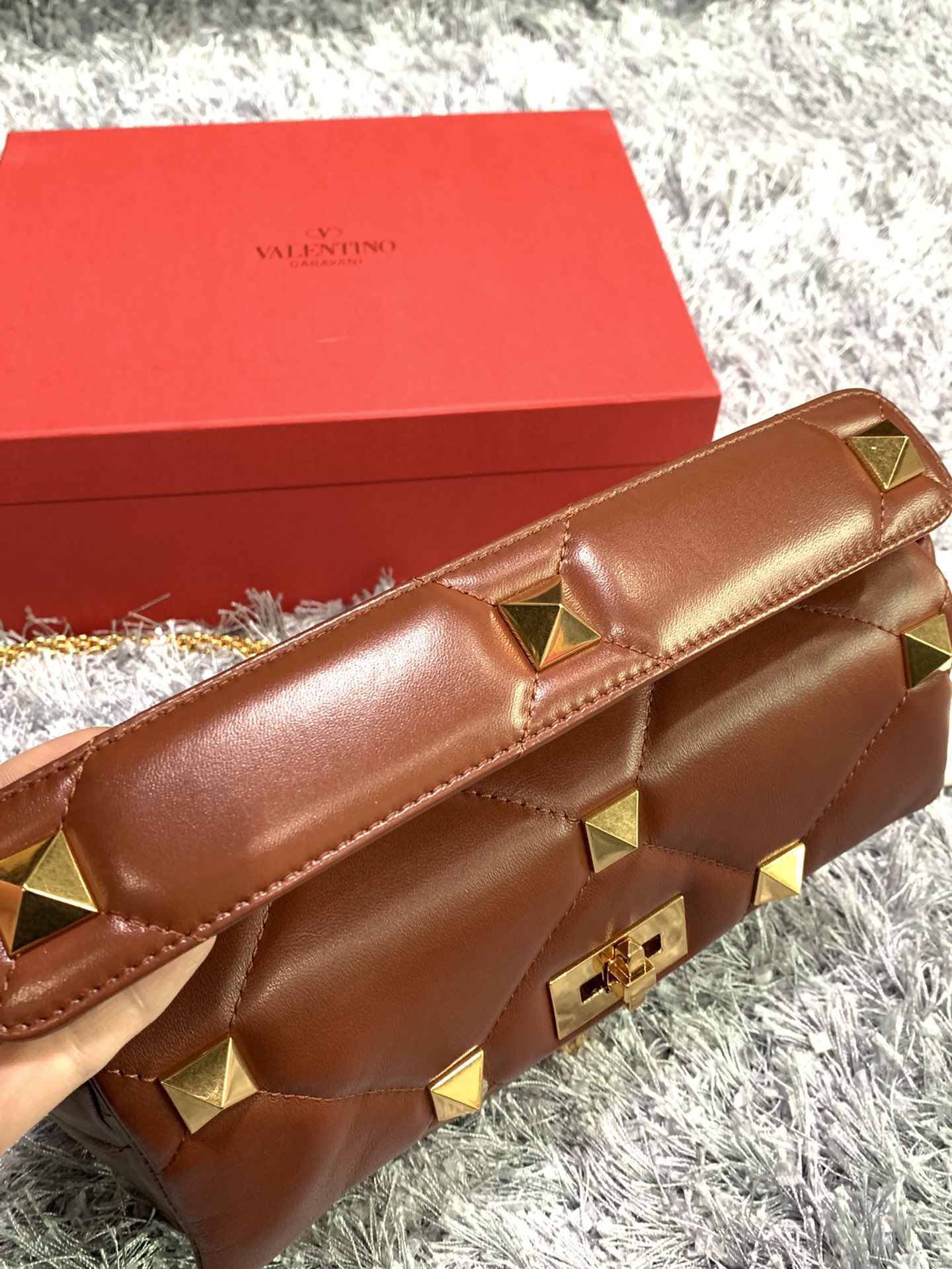 Va1e*ntin0 large roman stud the shoulder bag in nappa with chain brown ww2b0i60bsf 30 x 20 x 12 cm