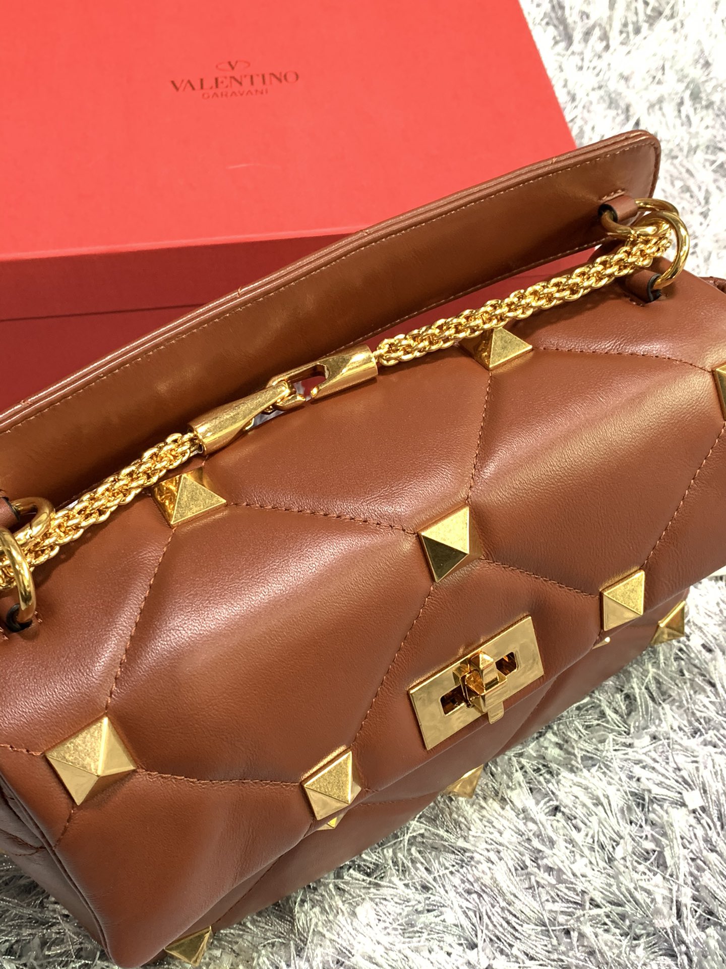Va1e*ntin0 large roman stud the shoulder bag in nappa with chain brown ww2b0i60bsf 30 x 20 x 12 cm