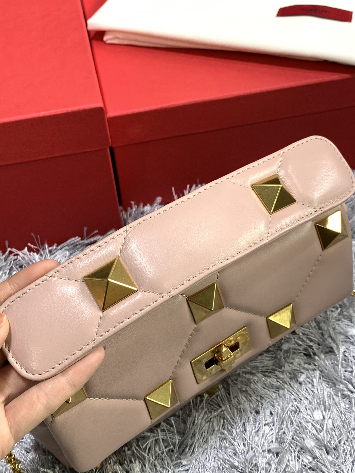 Va1e*ntin0 medium roman stud the shoulder bag in nappa with chain rose cannelle vw0b0i82bsf 25 x 16 x 10 cm