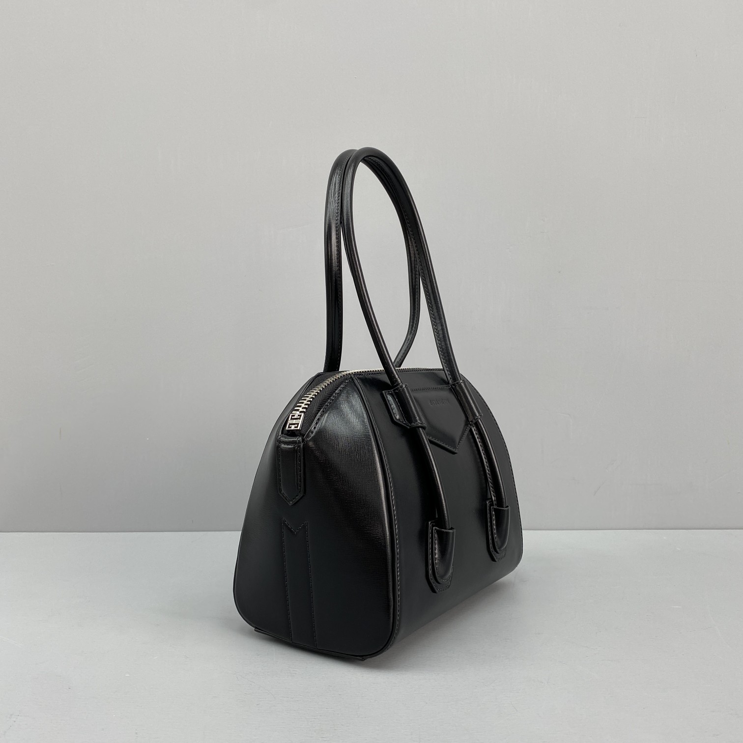 G1uenchy mini antigona bag black bb05114014 18 x 19 x 13 cm