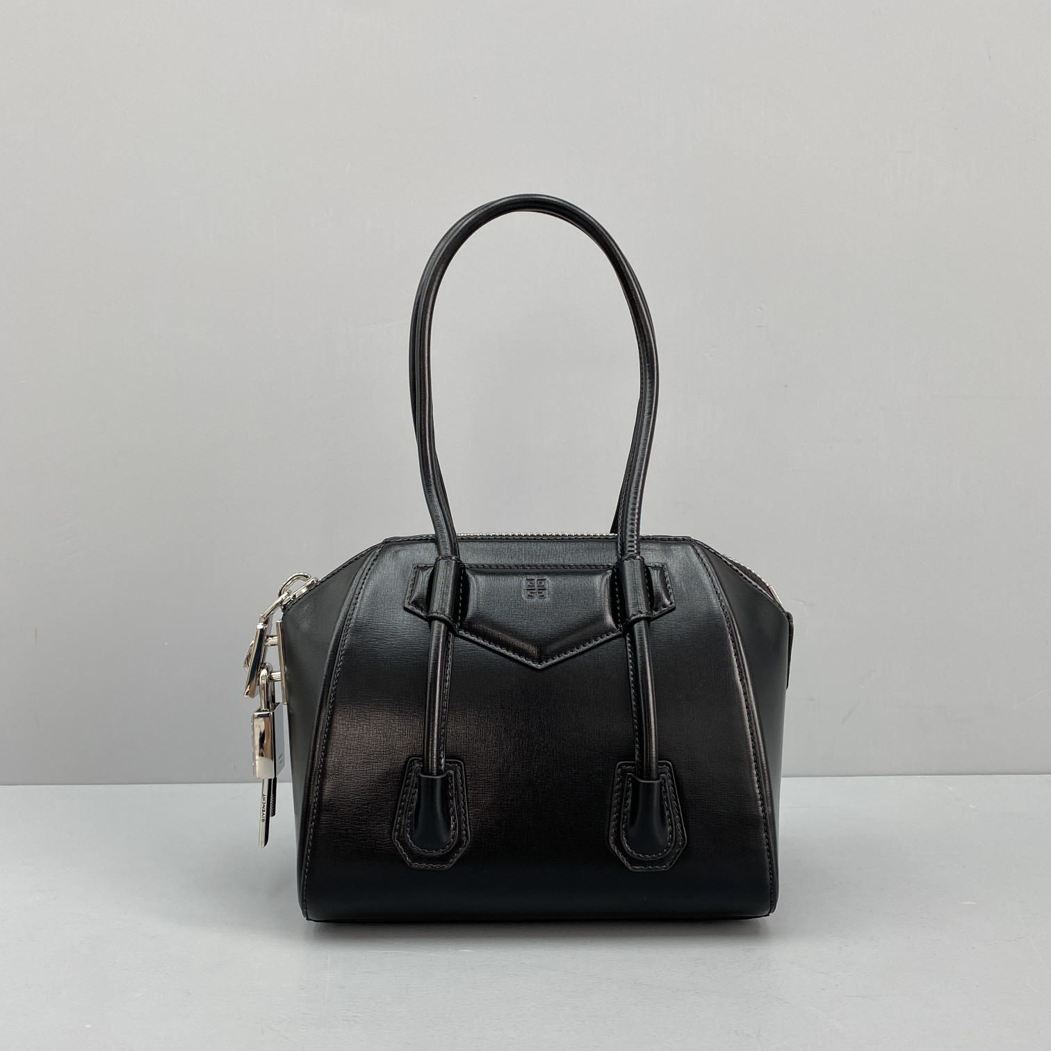 G1uenchy mini antigona bag black bb05114014 18 x 19 x 13 cm