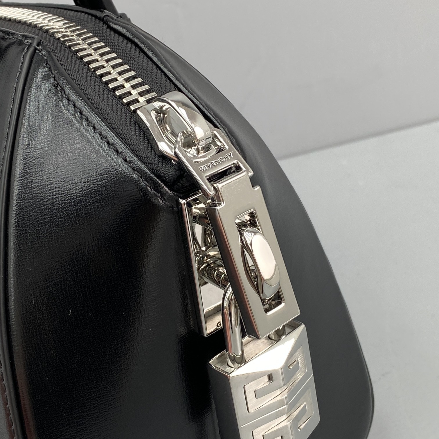 G1uenchy mini antigona bag black bb05114014 18 x 19 x 13 cm