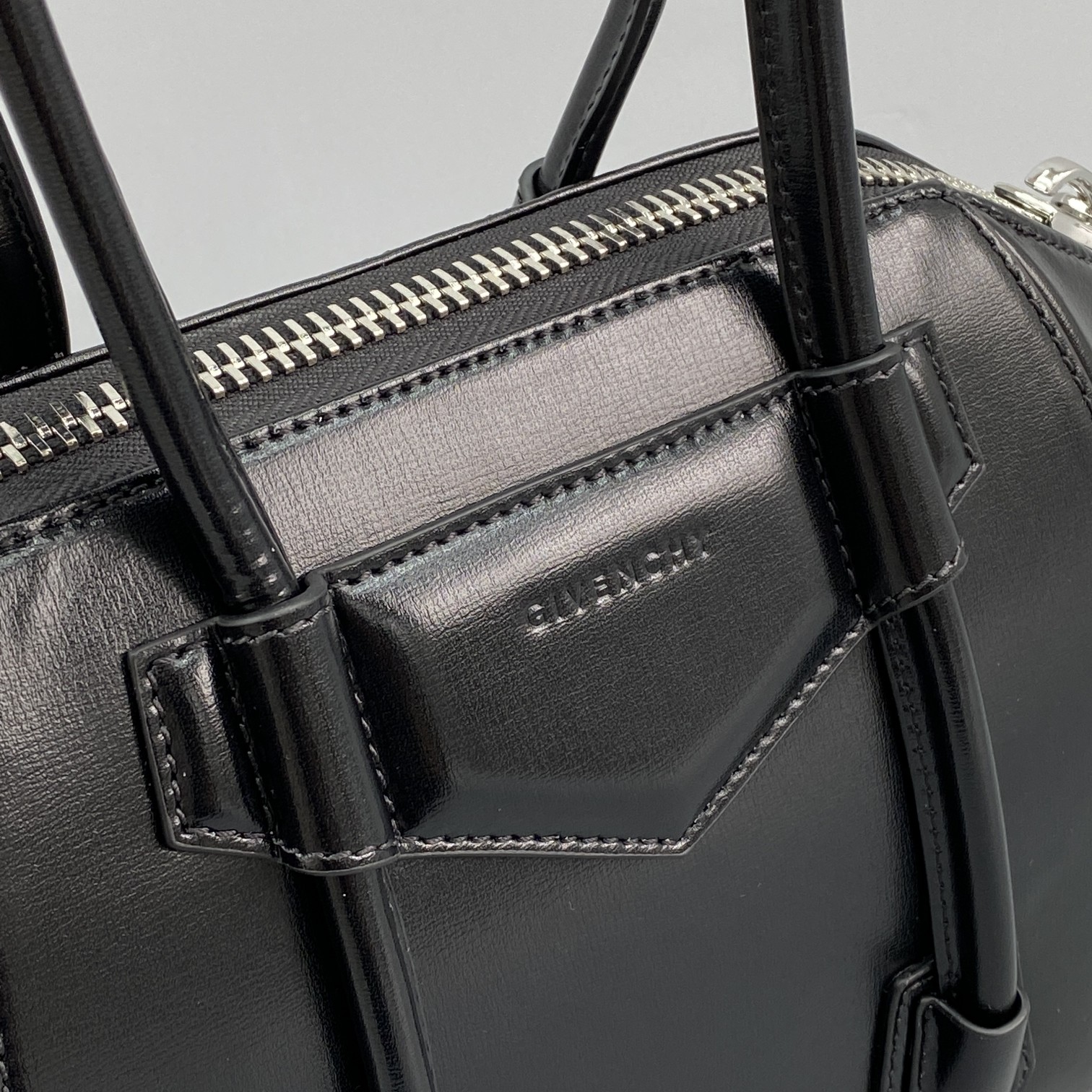 G1uenchy mini antigona bag black bb05114014 18 x 19 x 13 cm