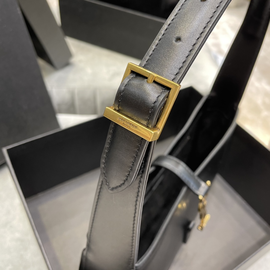 Y51 le 5 À 7 hobo bag in smooth leather black 6572282 25 x 14 x 6 cm