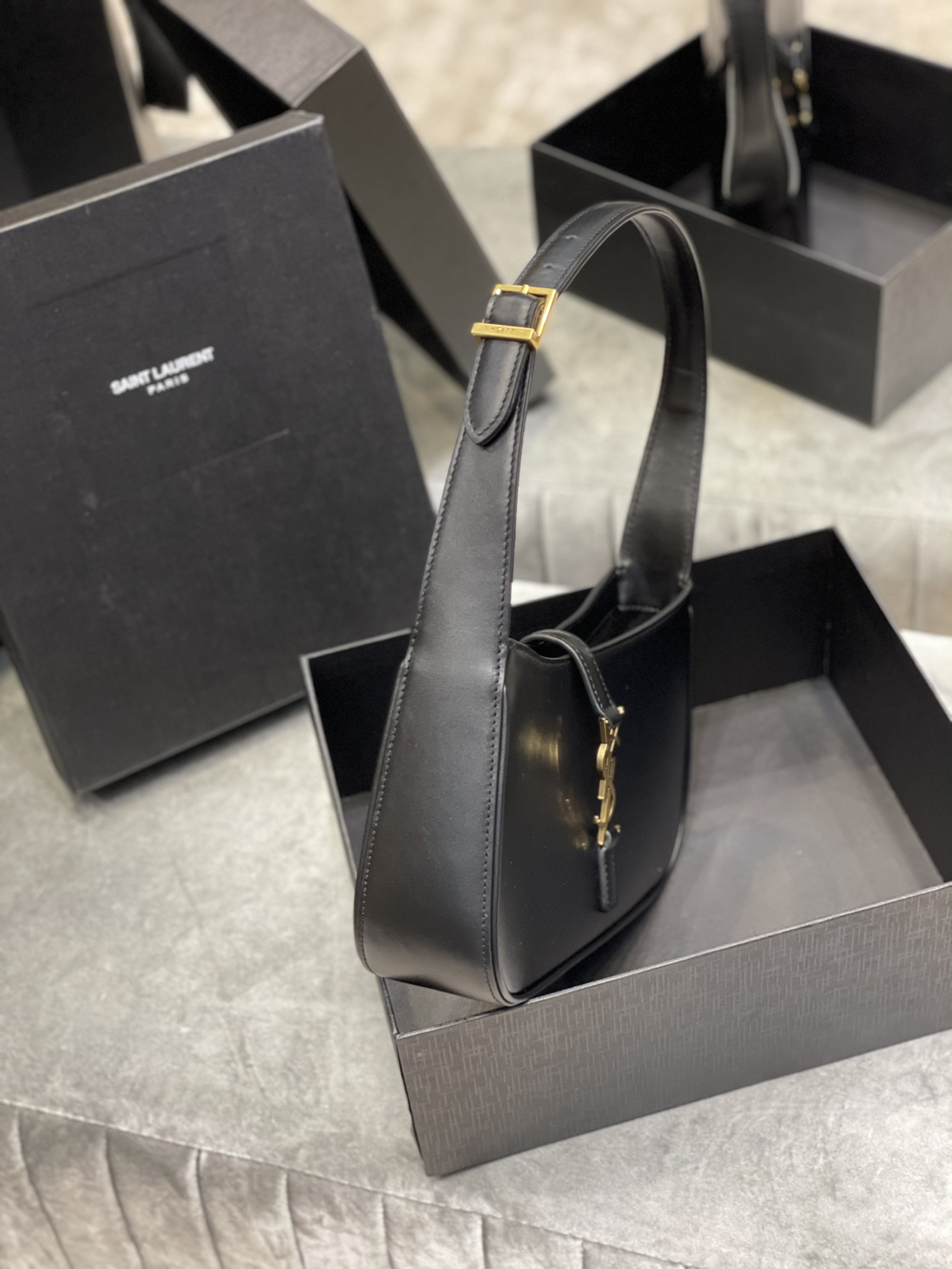 Y51 le 5 À 7 hobo bag in smooth leather black 6572282 25 x 14 x 6 cm