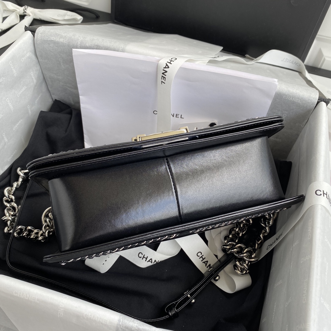 Ch**el medium quilted lambskin metal hardware black a67086 15 x 25 x 9 cm