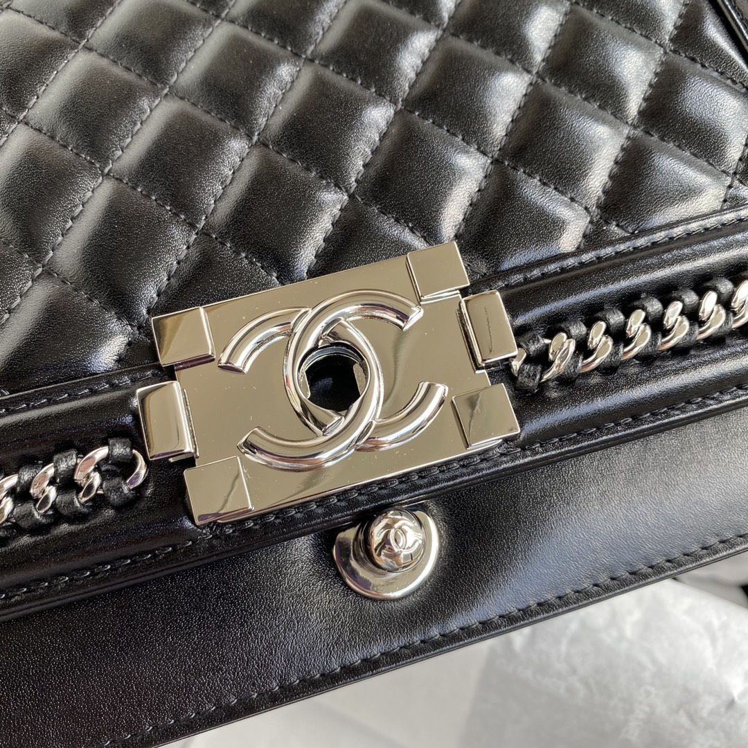 Ch**el medium quilted lambskin metal hardware black a67086 15 x 25 x 9 cm