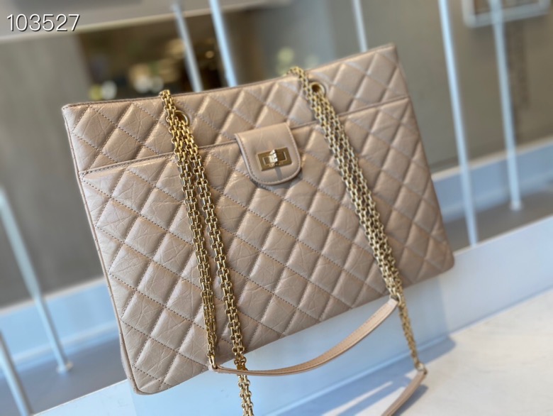 ch**el large D1am0nd pattern leather shopping bag beige as661 35 x 26 x 11 cm
