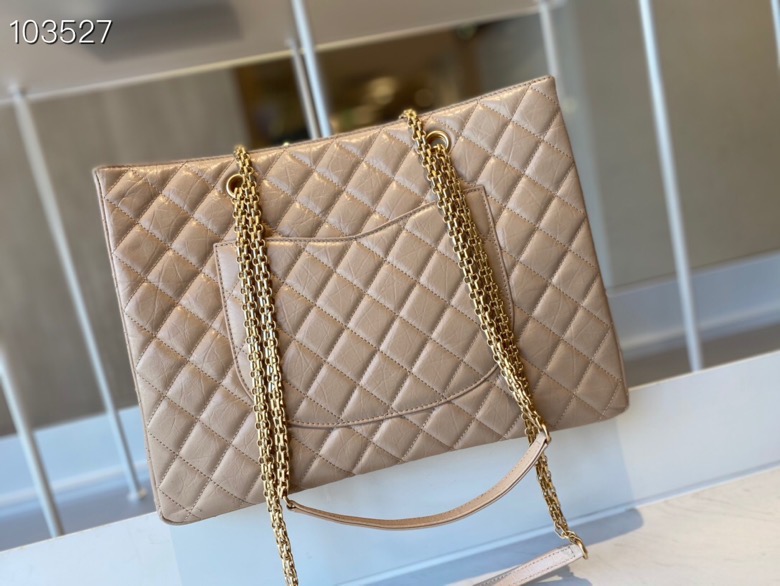ch**el large D1am0nd pattern leather shopping bag beige as661 35 x 26 x 11 cm