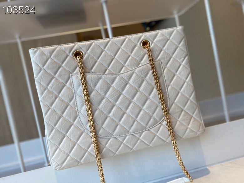 ch**el large D1am0nd pattern leather shopping bag white as661 35 x 26 x 11 cm