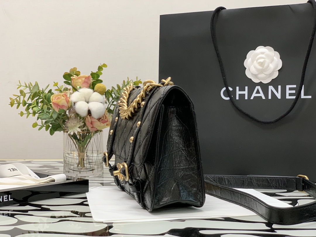 Ch**el aged calfskin and gold-tone metal messenger flap bag black as2696 17 x 25 x 8 cm