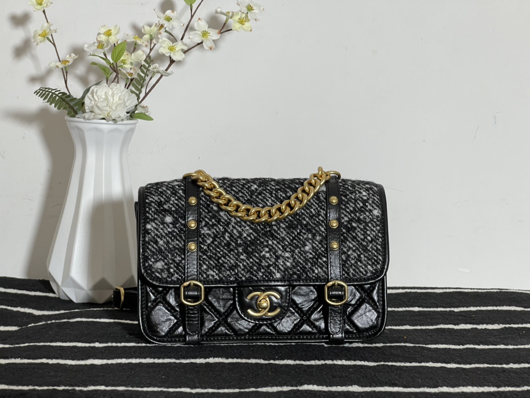 Ch**el tweed aged calfskin and aged pale yellow metal messenger flap bag white as2696 17 x 25 x 8 cm