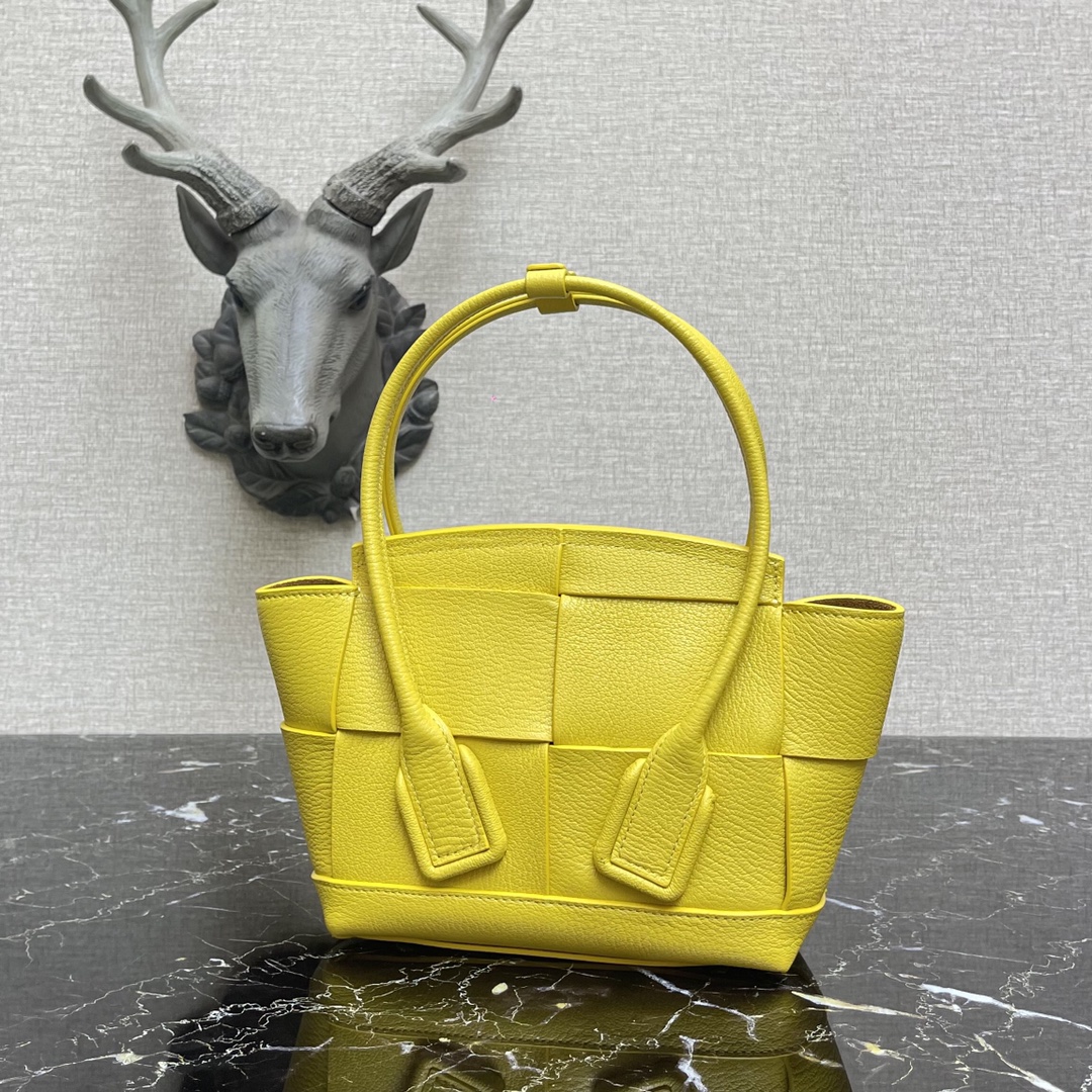 b0tt*ga Ven*ta small arco yellow 600606 29 x 8 x 17 cm