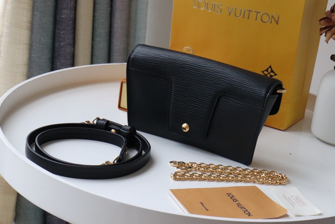 l0vis Vvtt0n padlock on strap epi leather black m80682 19 x 11 x 3 cm