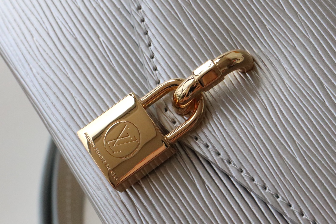 l0vis Vvtt0n padlock on strap epi leather silver m80819 19 x 11 x 3 cm