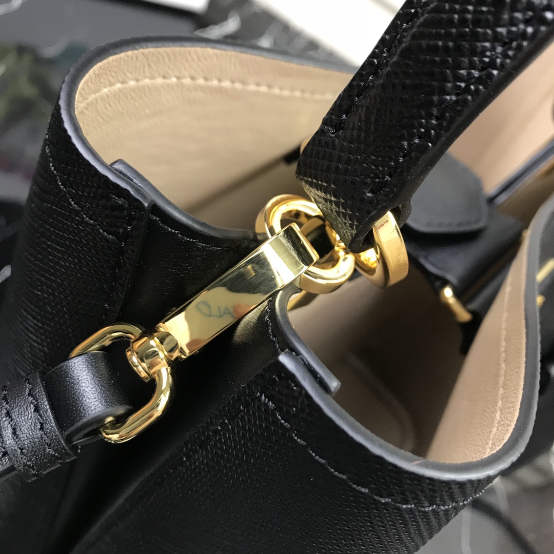 Pra*a medium panier saffiano leather bag black and creme 1ba212 22 × 23 × 13 cm