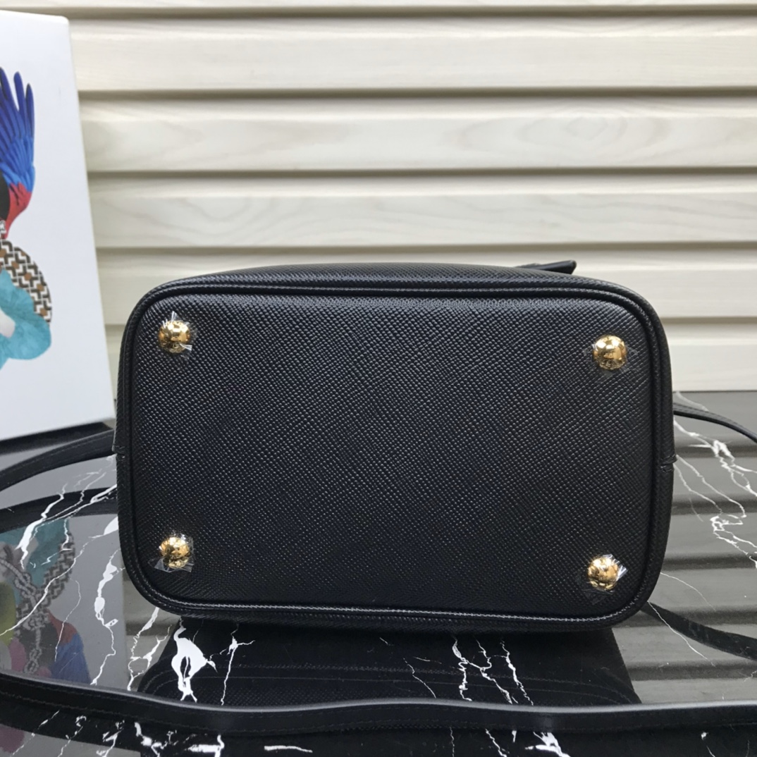 Pra*a medium panier saffiano leather bag black and creme 1ba212 22 × 23 × 13 cm