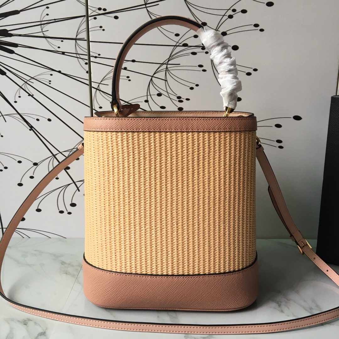 Pra*a medium straw panier bag powder pink 1ba212 13 x 22 x 23 cm