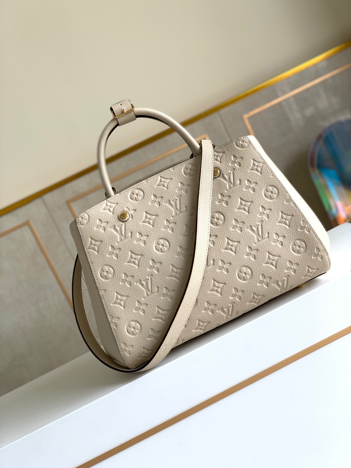 l0vis Vvtt0n montaigne mm monogram empreinte leather creme m41048 33 × 23 × 15 cm