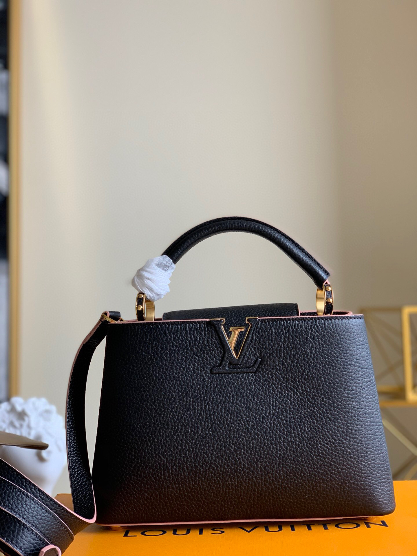 l0vis Vvtt0n capucines bb taurillon leather black m94755 27 x 21 x 9 cm