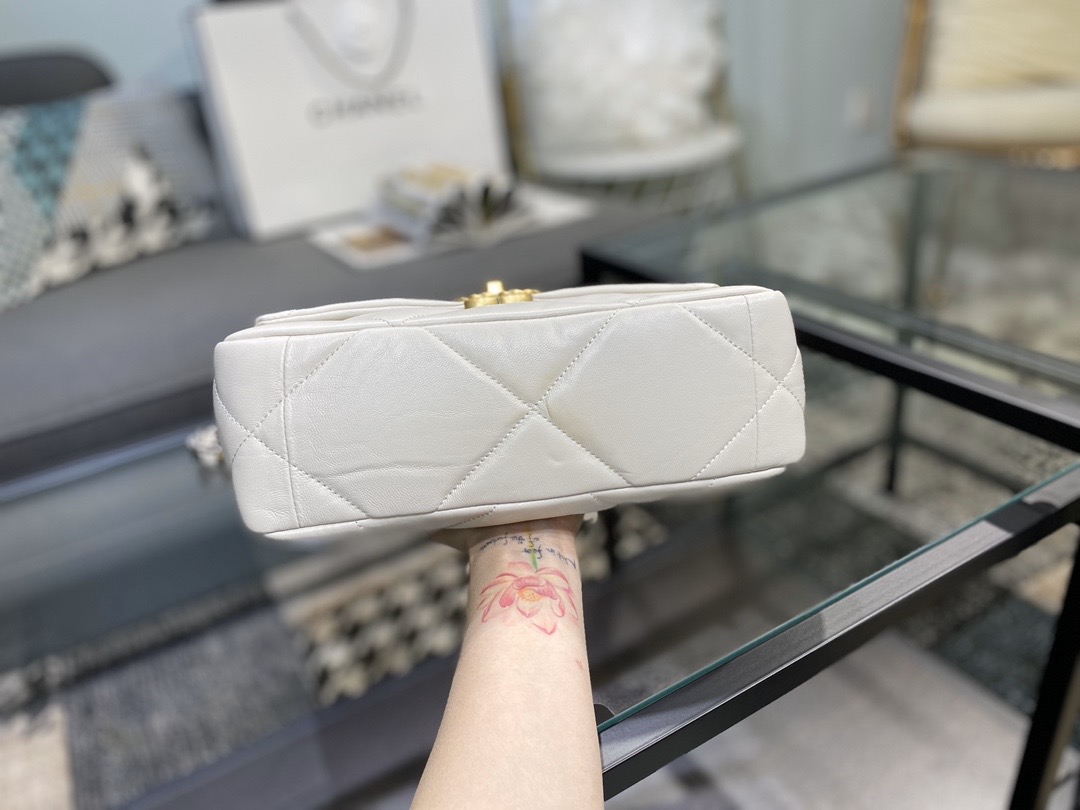 Ch**el 19 handbag lambskin chalk white as1160 26cm