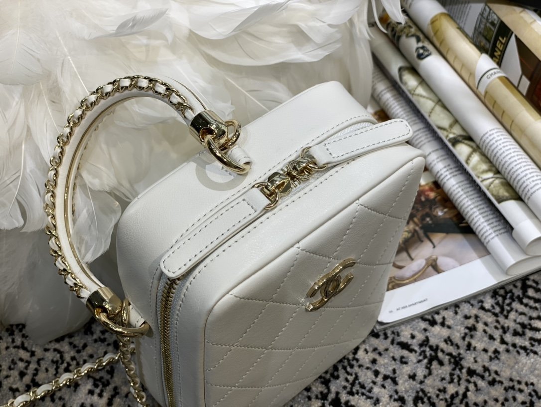 Ch**el vertical camera bag white as1753 17.5 x 14 x 7 cm