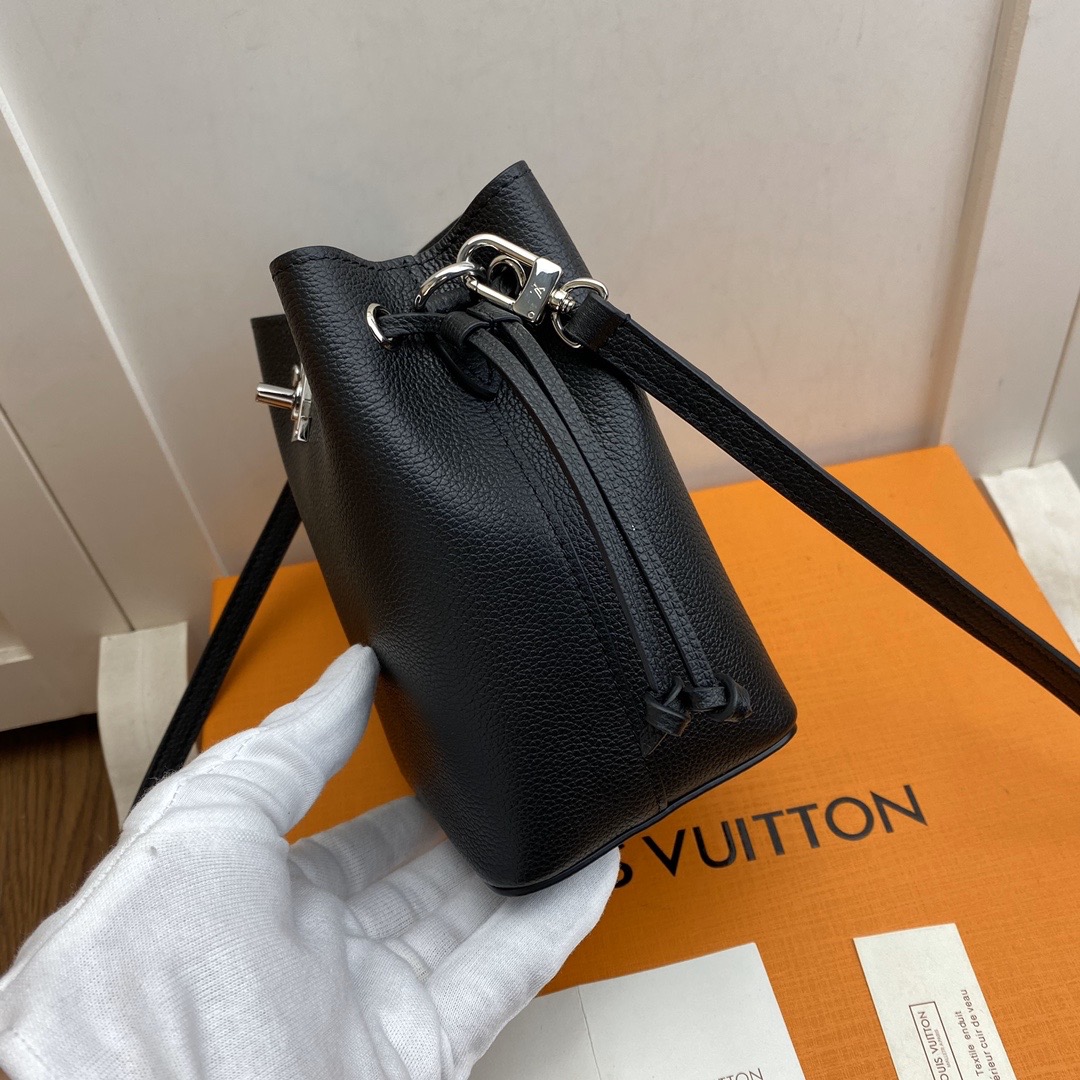 l0vis Vvtt0n nano lockme bucket grained calfskin black m68709 13.5 x 16 x 10 cm