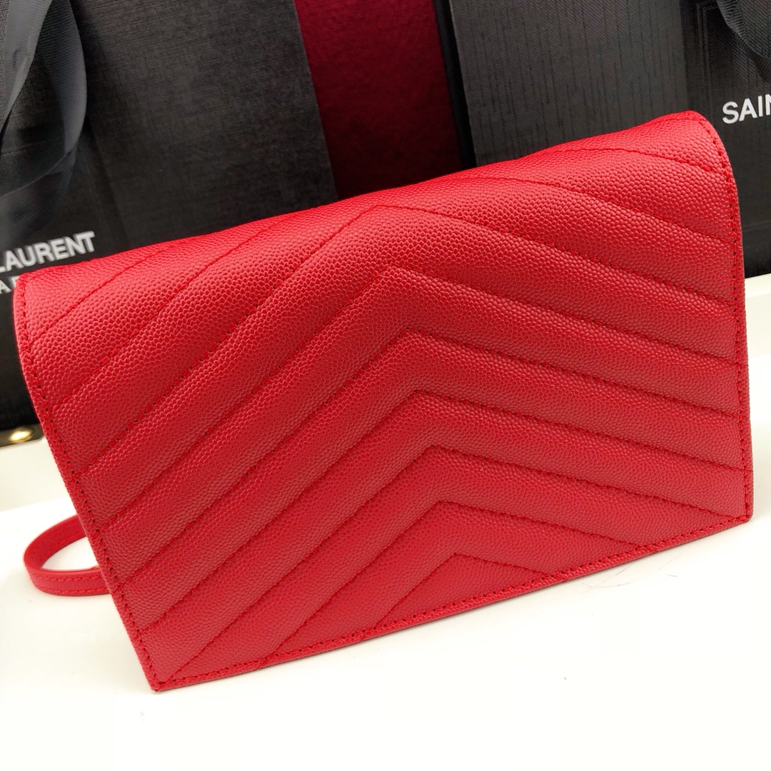 Y51 envelope chain wallet in grain de poudre embossed leather red 393953 19 x 11.5 x 4 cm