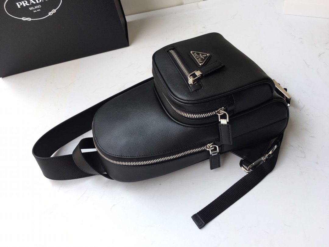 Pra*a saffiano leather one shoulder bag 2vz031 18 x 28 x 9.5 cm