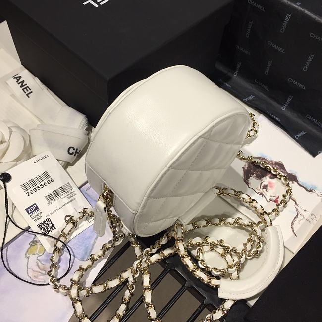 Ch**el woven chain handle round bag white ap1176 12 x 12 x 5 cm
