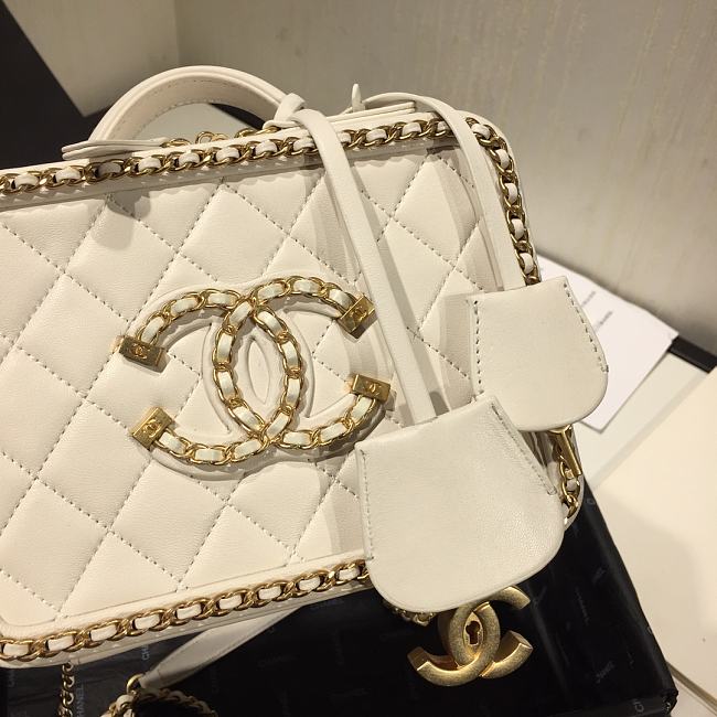 Ch**el small white cc filigree chain around vanity case white as1785 18 x 14 x 8 cm