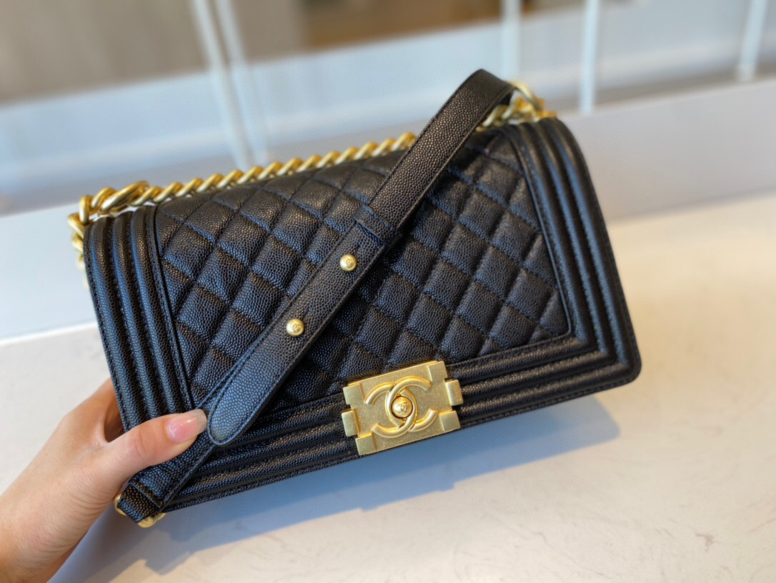 ch**el boy handbag grained calfskin & ruthenium-G01den metal black a67086 25 cm