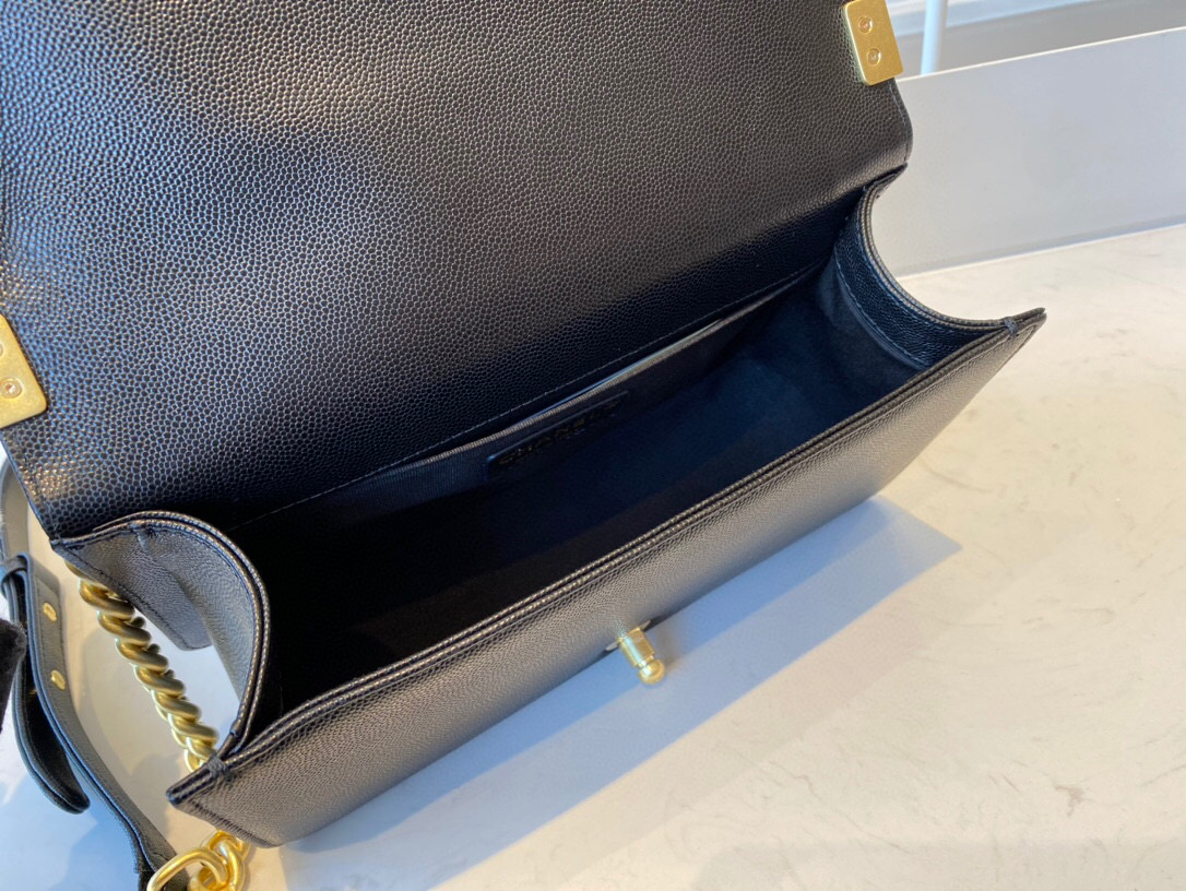 ch**el boy handbag grained calfskin & ruthenium-G01den metal black a67086 25 cm