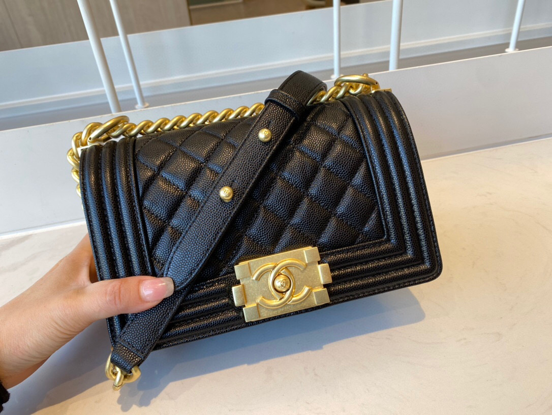 ch**el small boy handbag grained calfskin & G01den metal black a67085 20 cm