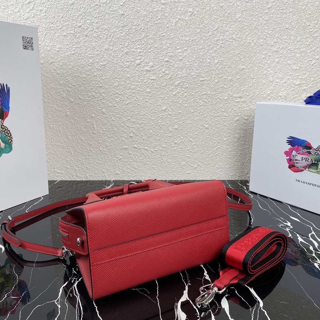 pra*a saffiano leather monoCh*0me bag fiery red 1ba269 22 x 16.5 x 11.5 cm