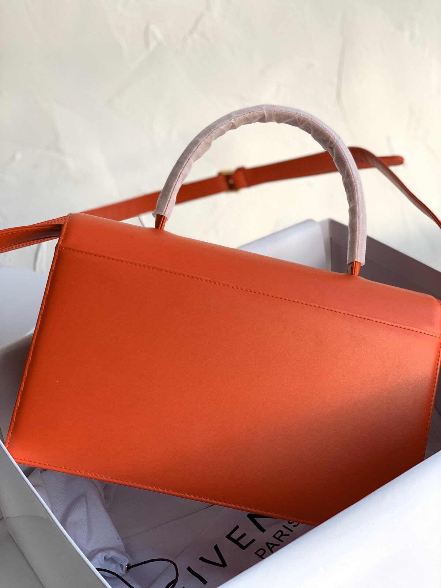 G1uenchy maroquinerie leather bag orange 29 x 19 x 10 cm