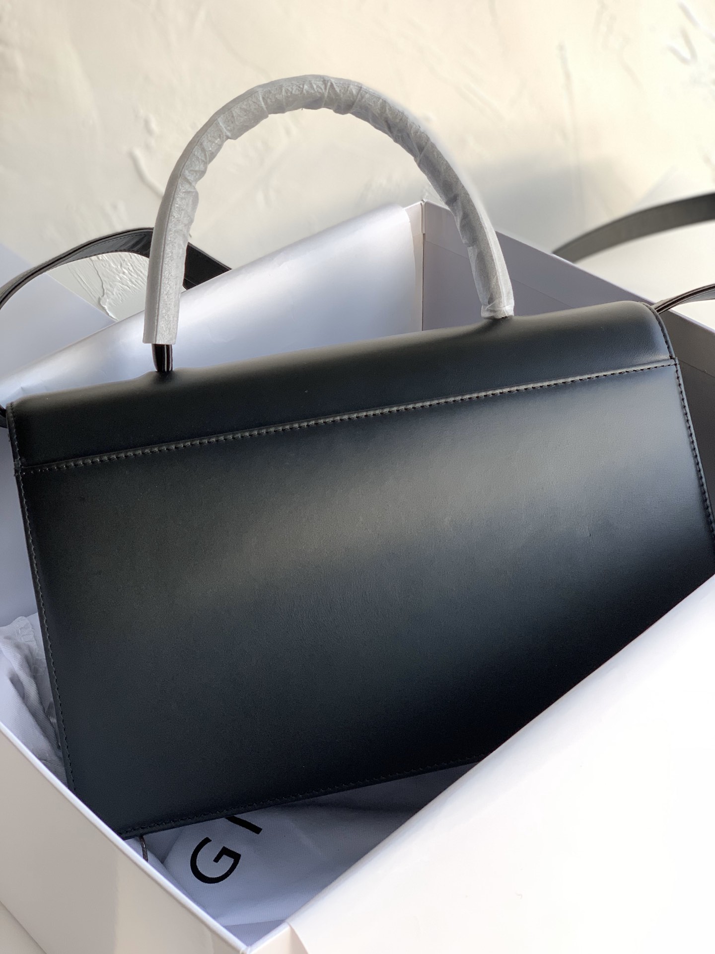 G1uenchy maroquinerie leather bag black 29 x 19 x 10 cm