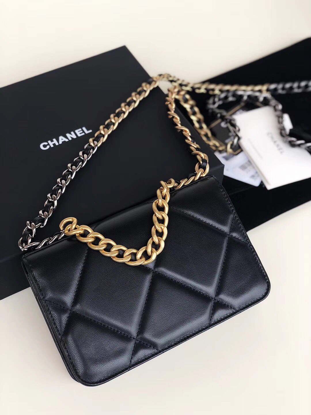 Ch**el 19 wallet on chain leather black ap0957 19 x 11.5 x 7 cm
