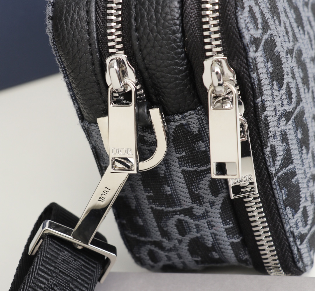 D10r messenger pouch oblique galaxy leather blue 2esbc119vpd 17 x 12.5 x 6 cm