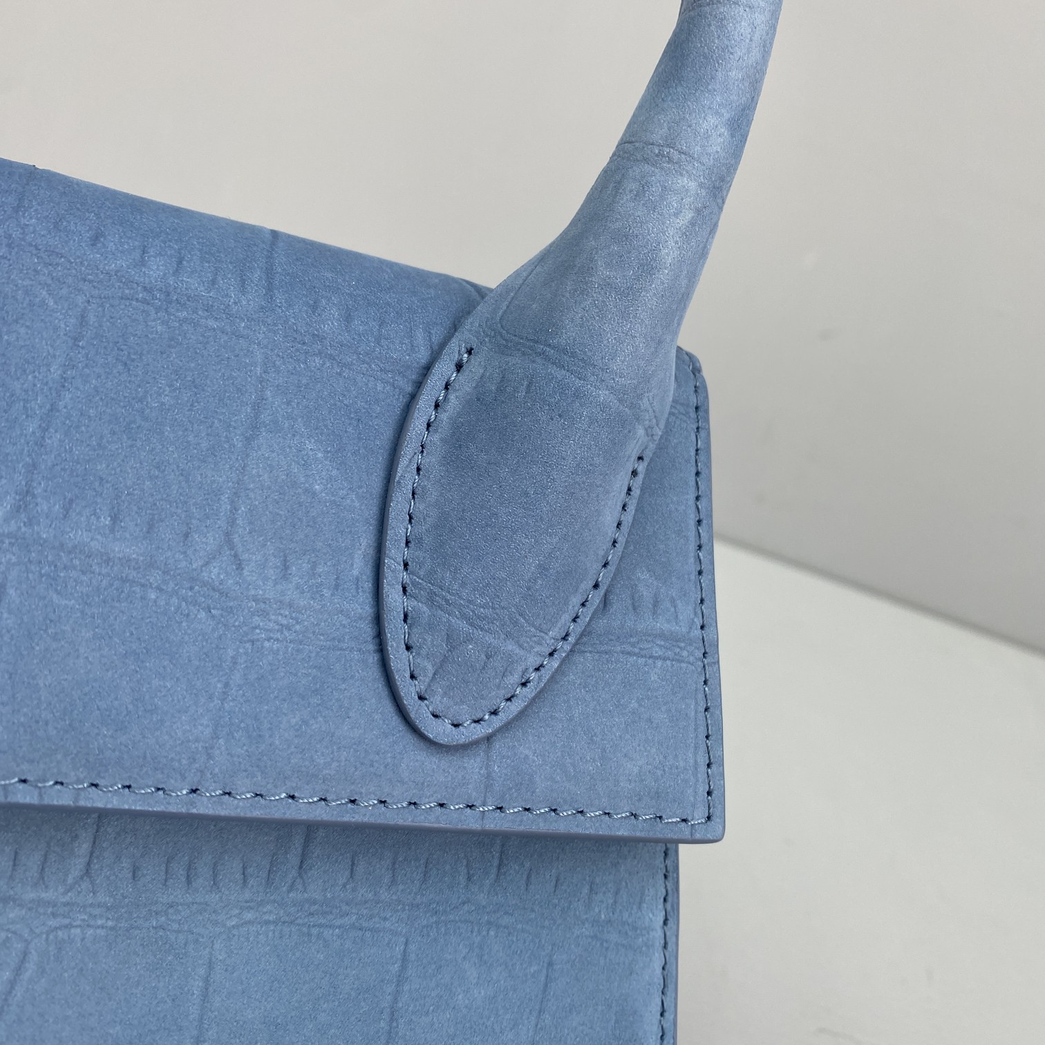 Ja*qvemvs small le average chiquito crocodile leather blue 213ba02 18 x 15.5 x 8 cm