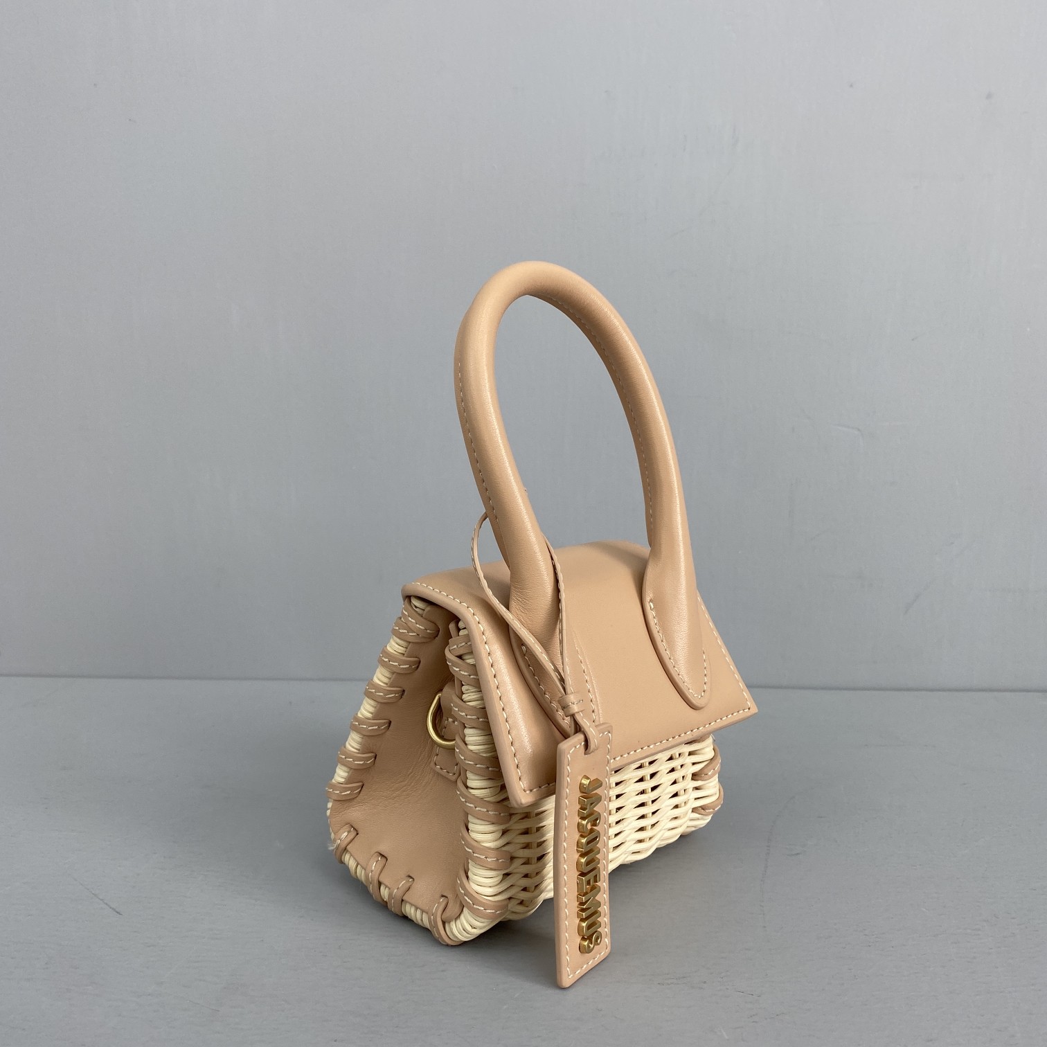 Ja*qvemvs mini le chiquito in leather and rattan creme 211ba01 12 x 8 x 5 cm
