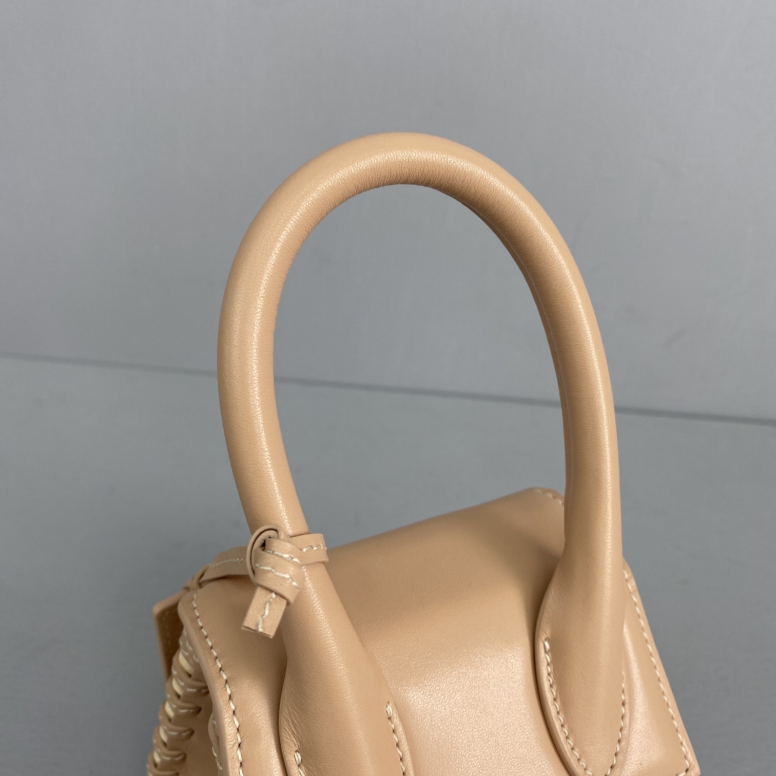 Ja*qvemvs mini le chiquito in leather and rattan creme 211ba01 12 x 8 x 5 cm