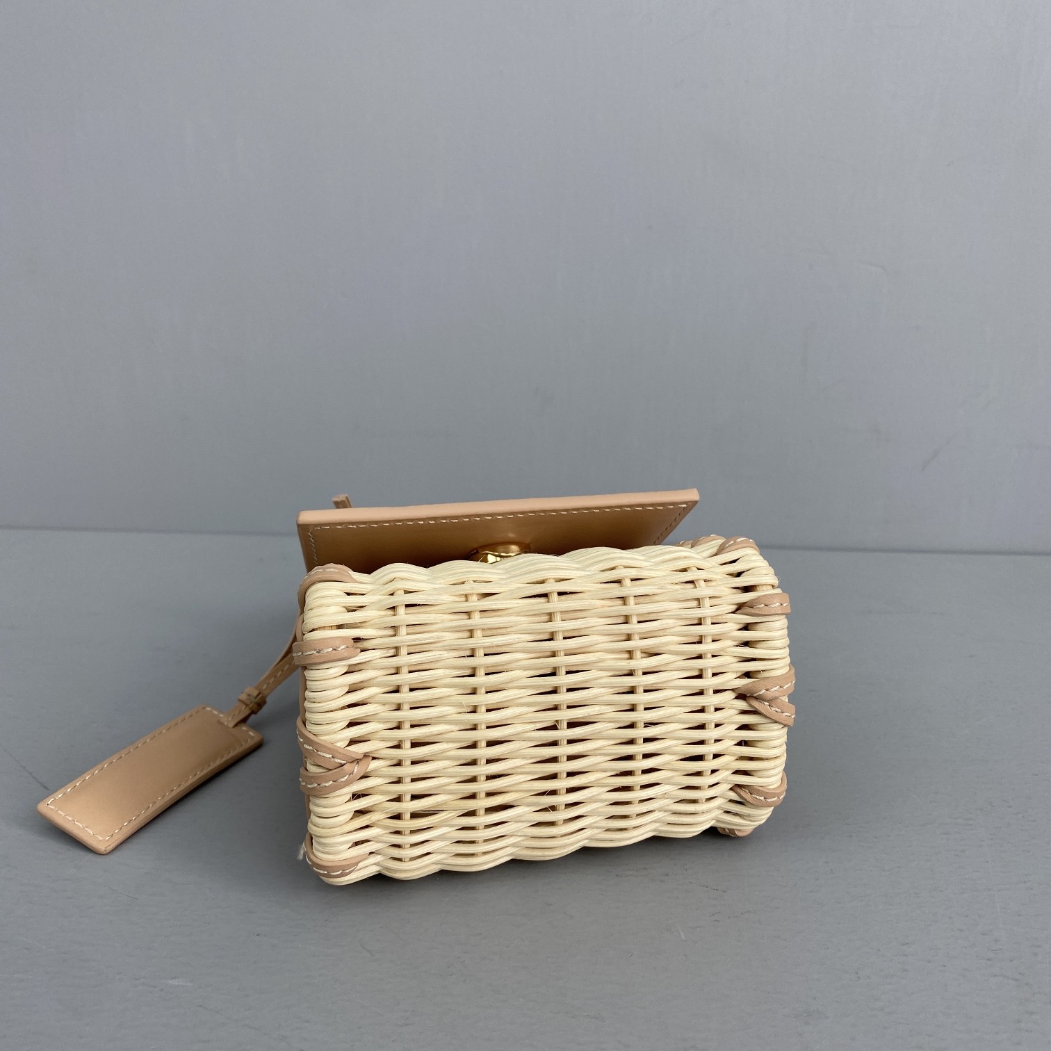 Ja*qvemvs mini le chiquito in leather and rattan creme 211ba01 12 x 8 x 5 cm