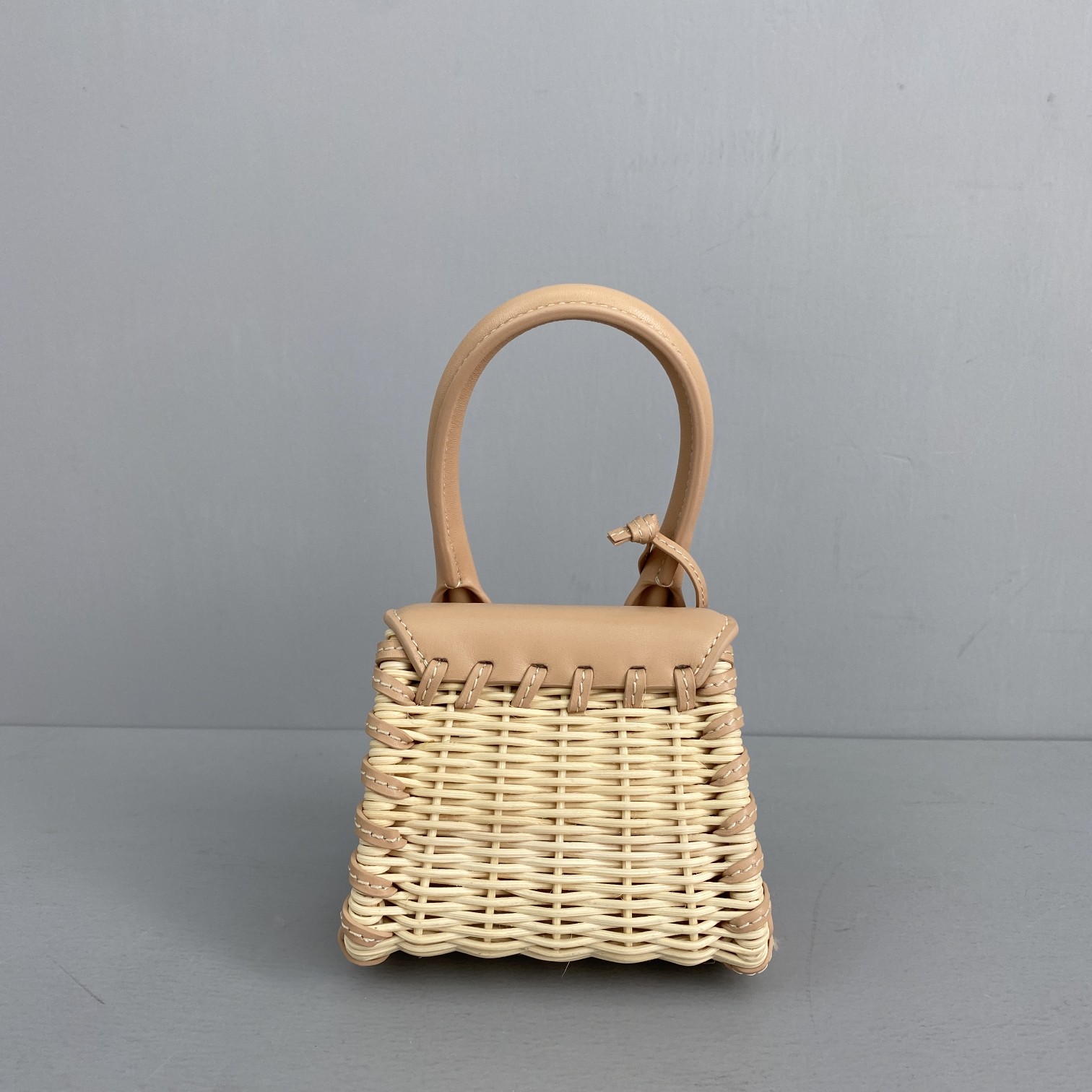 Ja*qvemvs mini le chiquito in leather and rattan creme 211ba01 12 x 8 x 5 cm
