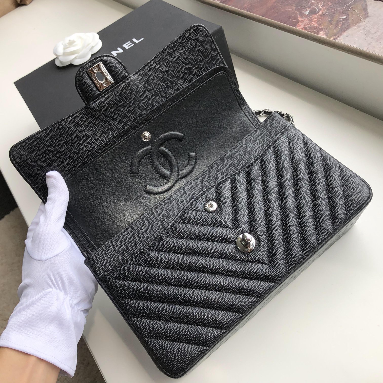 Ch**el chevron classic flap bag grained leather silver metal black a01112 26 x 16 x 7 cm