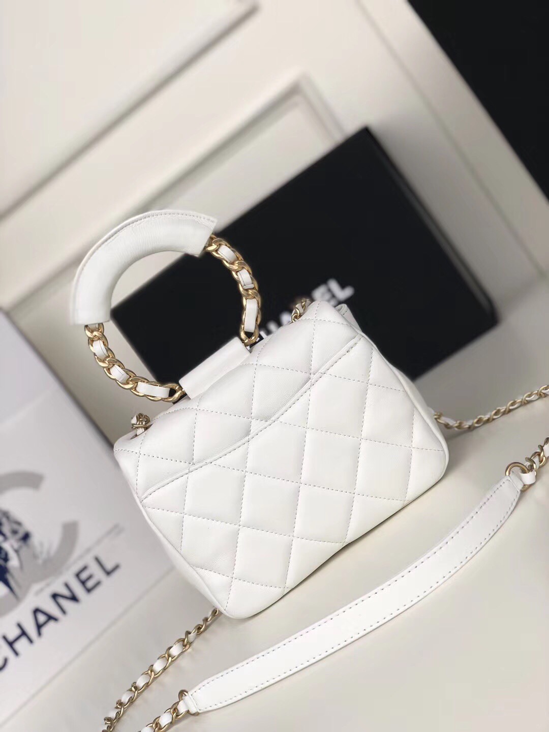 Ch**el small circular handle bag lambskin white as1357 20 x 18 x 7.5 cm