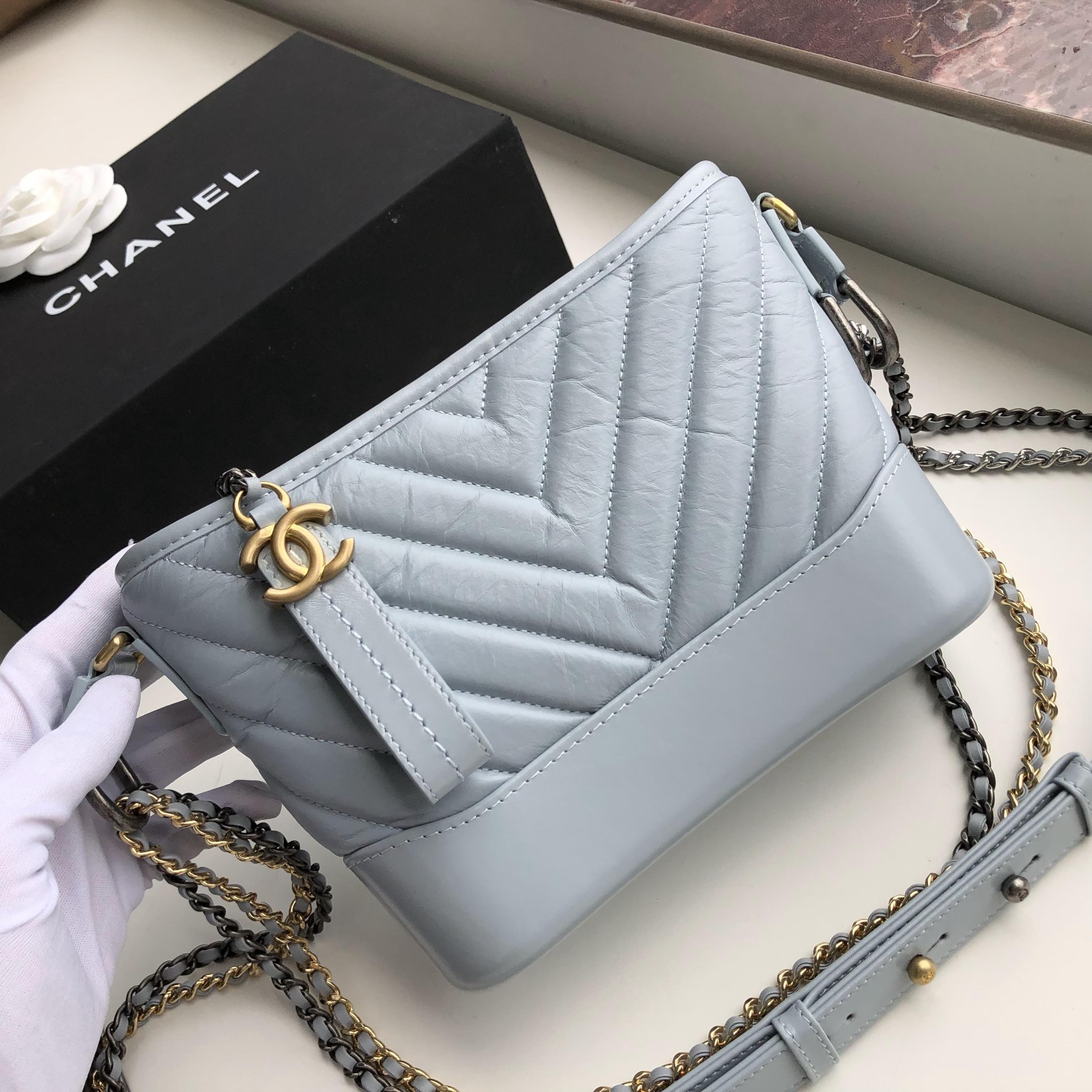 Ch**el small gabrielle chevron hobo bag aged calfskin sky blue a91810 20 x 15 x 8 cm