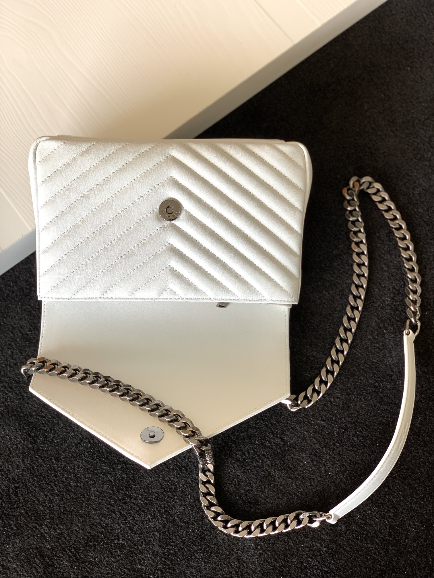 Y51 medium college in quilted leather black metal white 600279 24 x 17 x 6.5 cm